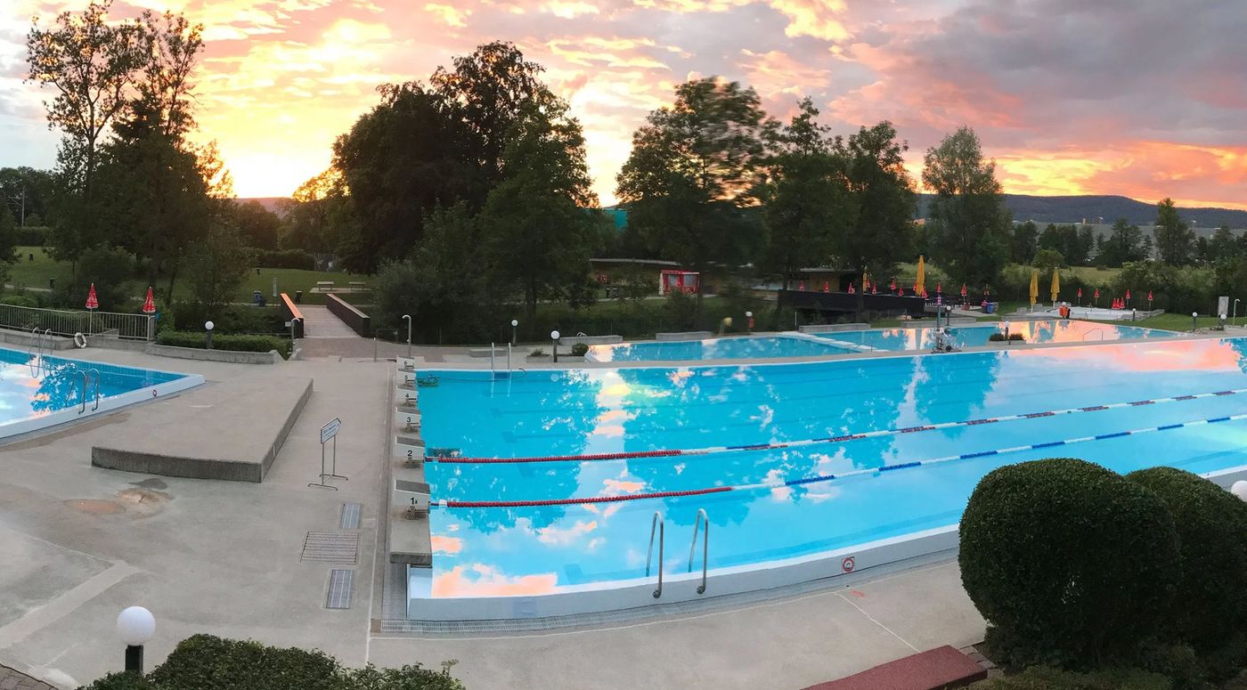 Becken in der Abenddämmerung