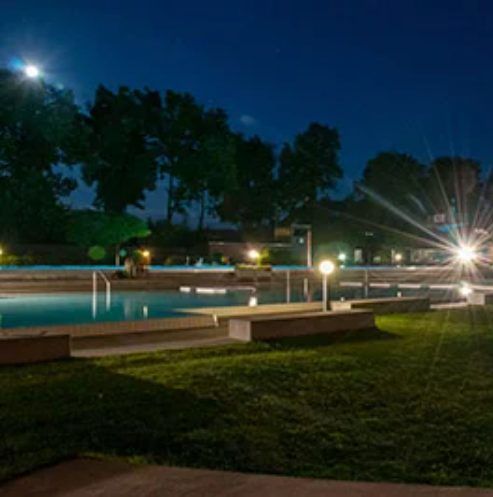 Beleuchtete Liegewiese bei Nacht