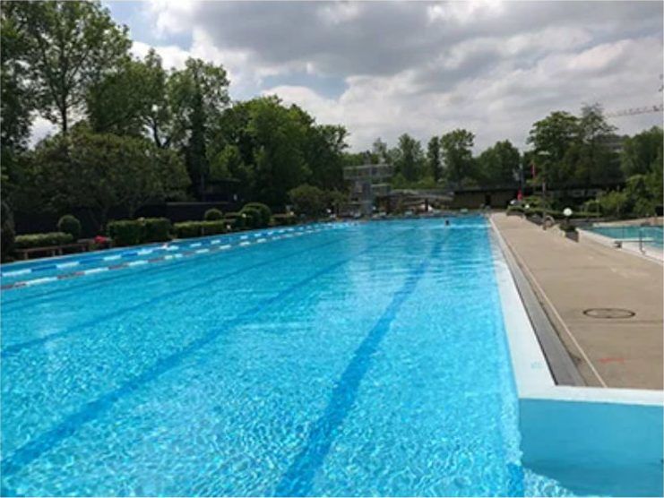 Sportbecken mit Bahnleinen