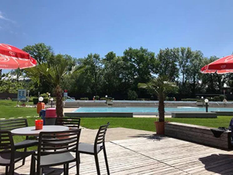 Terrasse mit Sonnenschirmen