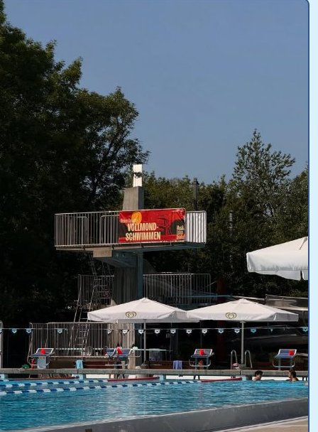 Vollmondschwimmen-Banner am Sprungturm