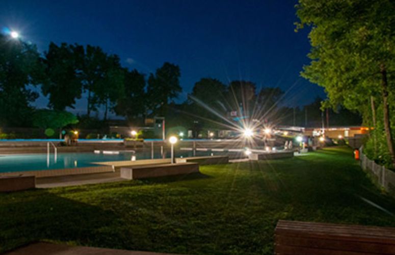 Beleuchtete Liegewiese bei Nacht