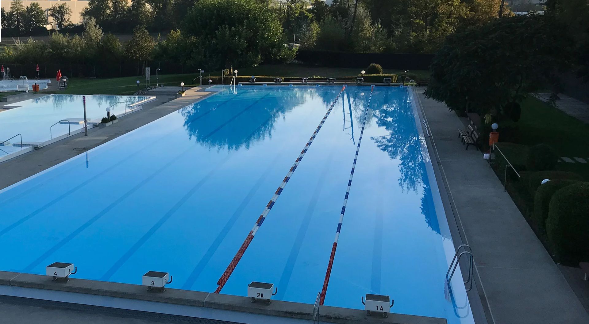 Das 50-Meter-Sportbecken mit Startblöcken