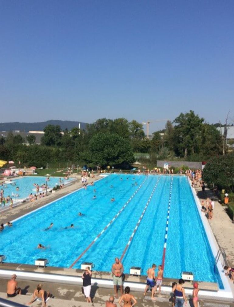 Volles Sportbecken an einem Sommertag